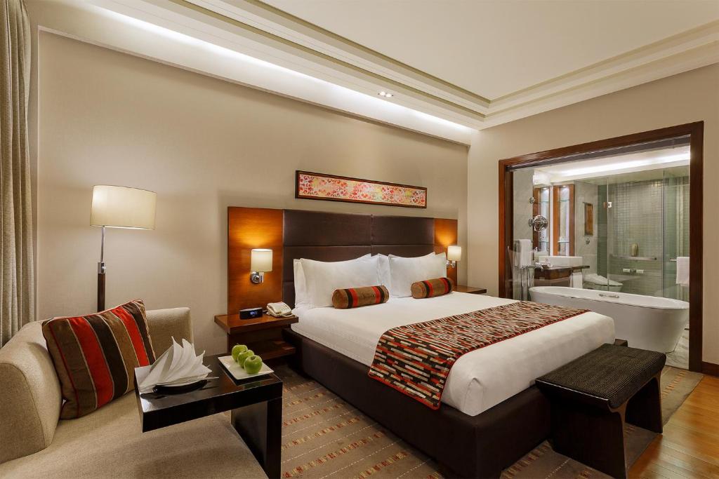 Postel nebo postele na pokoji v ubytování Crowne Plaza Today Gurugram by IHG