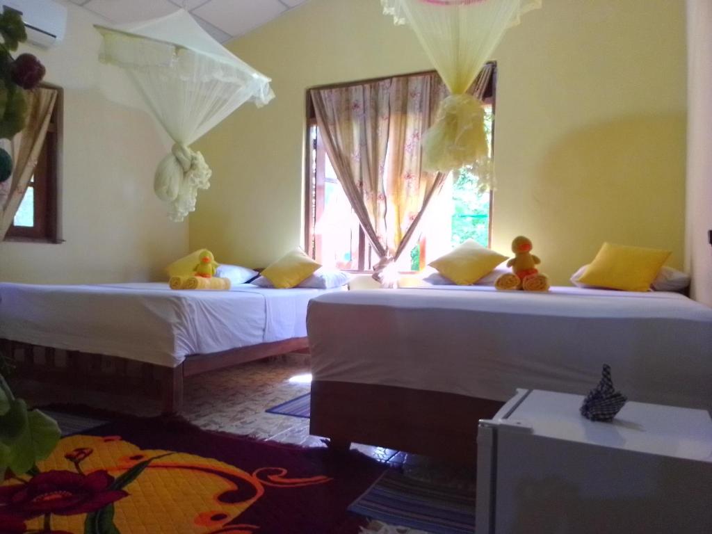 Postel nebo postele na pokoji v ubytování Flower Inn