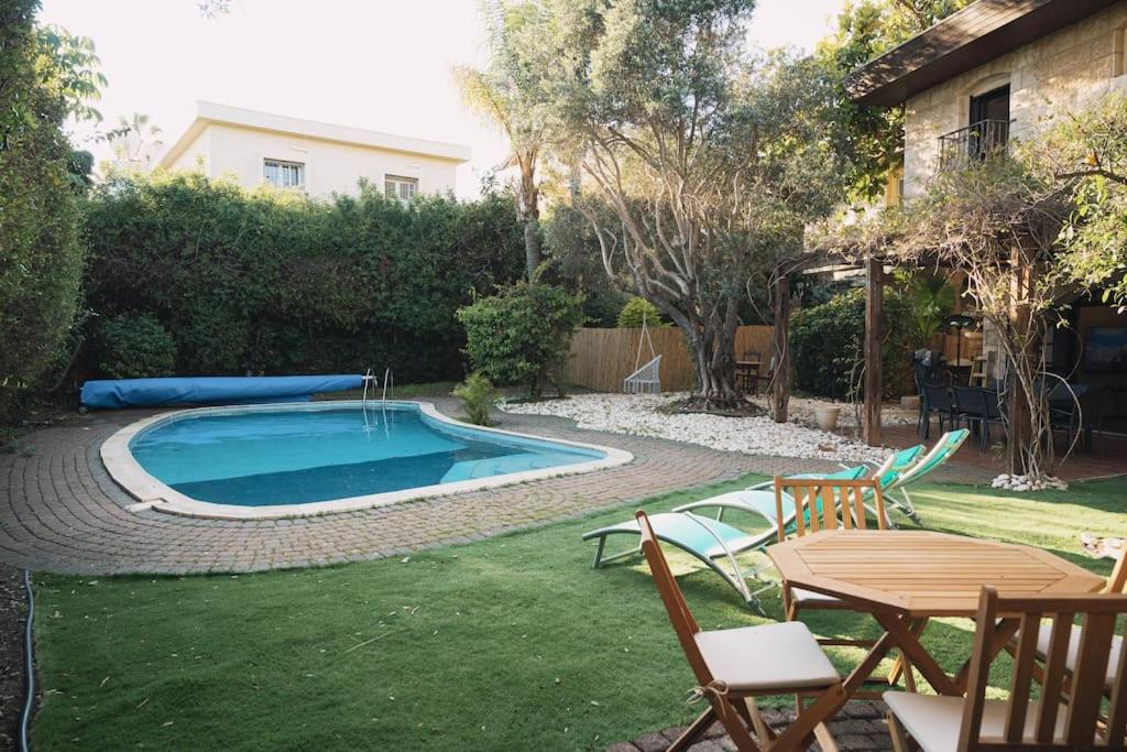 Location! one of a kind Villa in Herzliya tesisinde veya buraya yakın yüzme havuzu