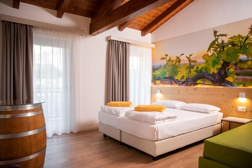 Łóżko lub łóżka w pokoju w obiekcie Maso Agritur Santa Lucia