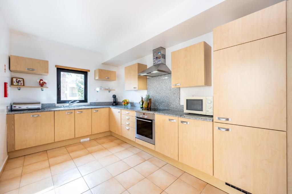 Kuchyň nebo kuchyňský kout v ubytování Praia da Luz Monique Apartment