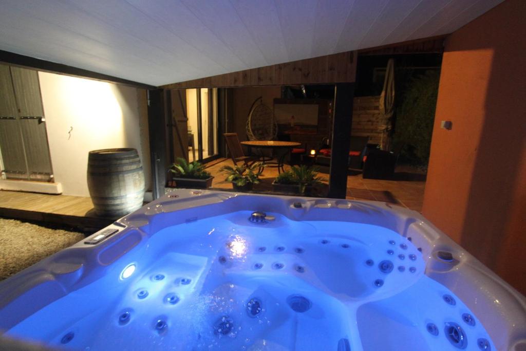 eine Whirlpool-Badewanne in der Mitte eines Zimmers in der Unterkunft La chambre des Onglous in Marseillan