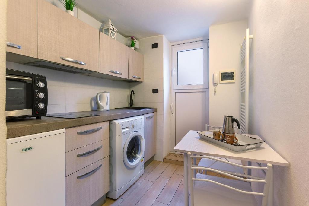 kuchnia z pralką i pralką w obiekcie Bolognina Fair Functional Apartment w Bolonii