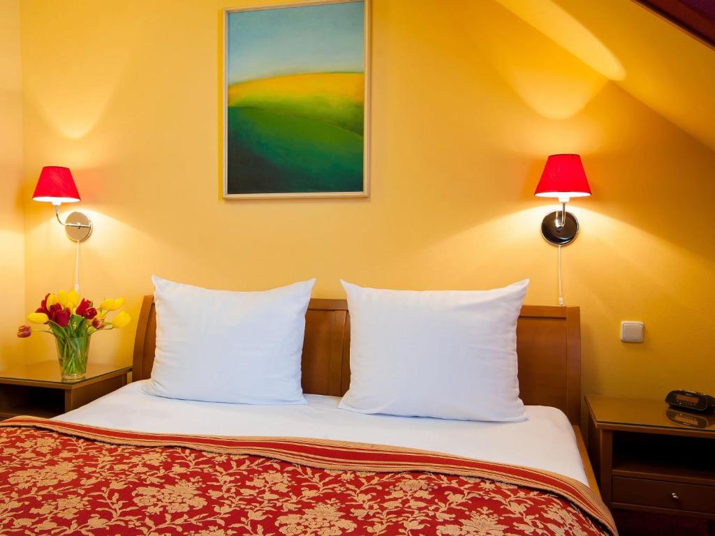 Een bed of bedden in een kamer bij Cloister Inn Hotel