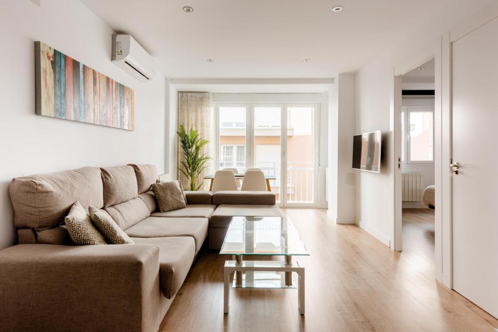 a living room with a couch and a table at Apartamento Nuevo Centro Granada in Granada