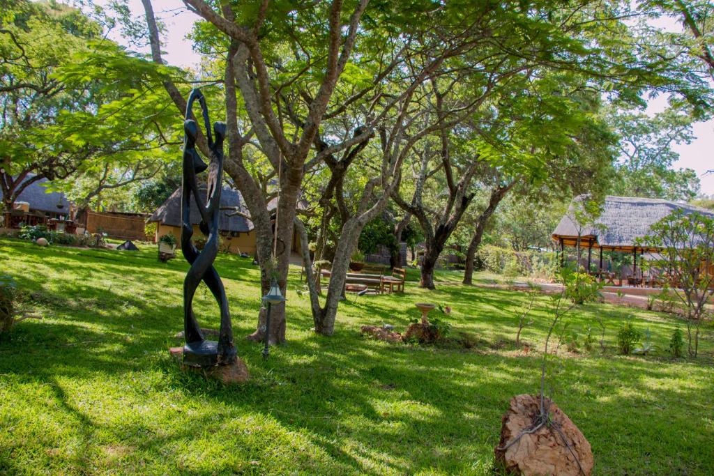 Una statua di una ragazza su un albero in un parco di Pioneer Camp a Lusaka