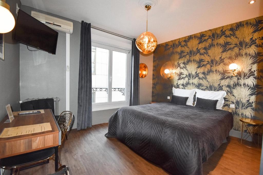 - une chambre avec un lit, un bureau et une fenêtre dans l'établissement Hôtel Azur, à Reims