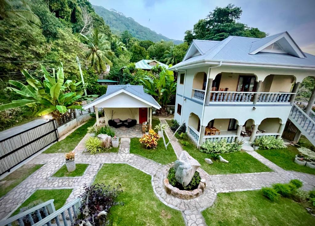 an aerial view of a house with a garden at Maison Ed-Elle in La Digue