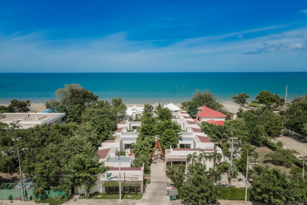 una vista aérea de un edificio cerca de la playa en De Chaochom Hua Hin, en Hua Hin