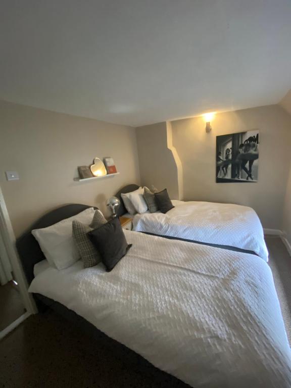 two beds in a hotel room with two at The Cottage in Sulgrave