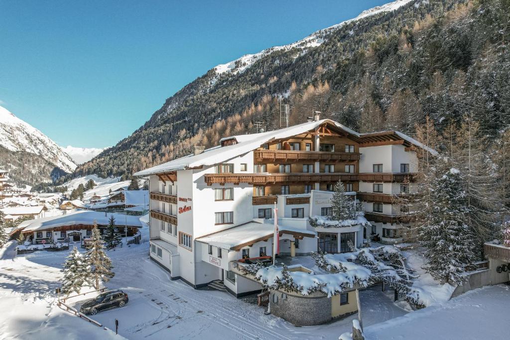 hotel w górach ze śniegiem na ziemi w obiekcie Hotel Similaun w mieście Vent