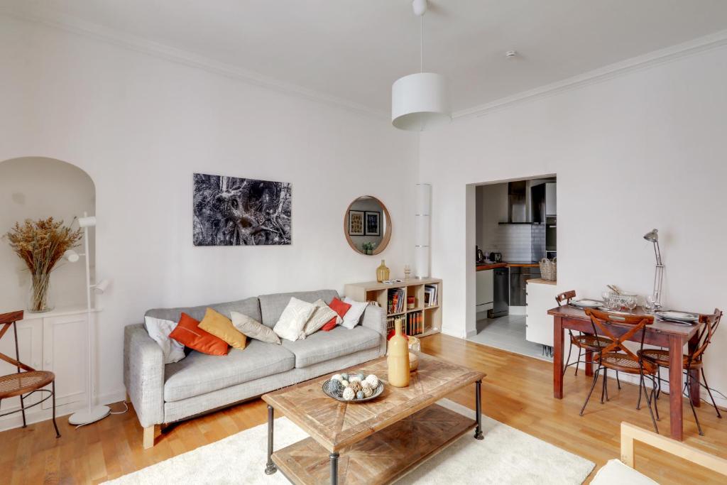 un salon avec un canapé et une table dans l'établissement Buffon - 4personnes en centre ville, à Nantes