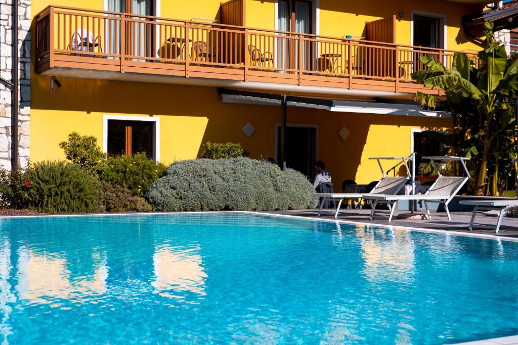Basen w obiekcie Maso Agritur Santa Lucia lub w pobliżu
