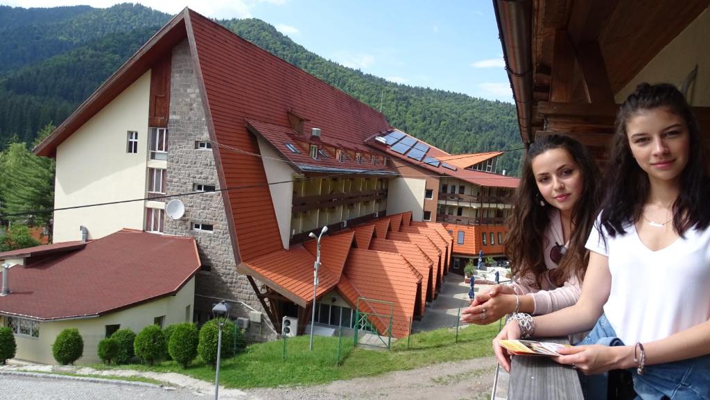 Nespecifikovaný výhled na hory nebo výhled na hory při pohledu z hotelu