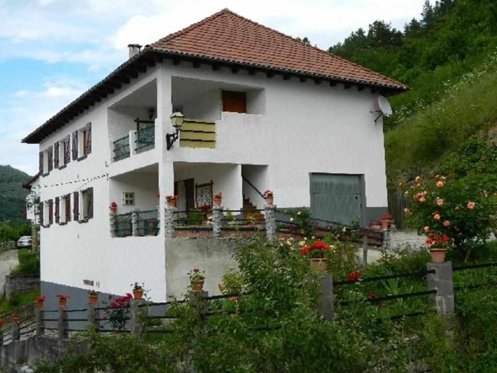 una casa bianca con una recinzione di fronte di Casa Rural Mantxoalorra a Ochagavía