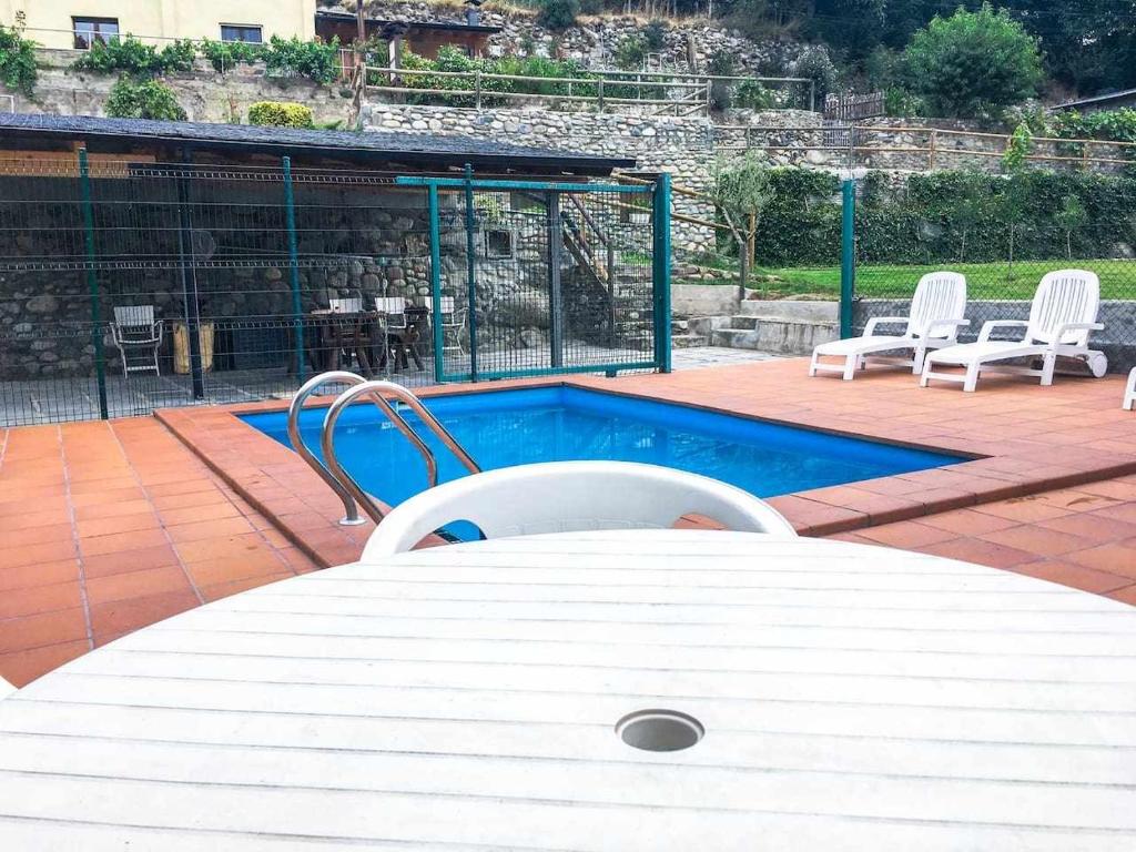 Bazén v ubytování El Jardí Casa rural ideal para familias y grupos nebo v jeho okolí