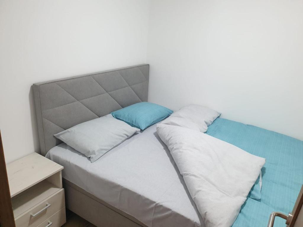 Ein Bett oder Betten in einem Zimmer der Unterkunft Apartman Borovi Divčibare