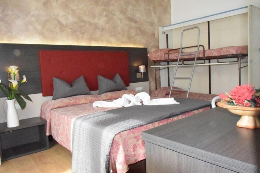 Postel nebo postele na pokoji v ubytování Hotel Verdi