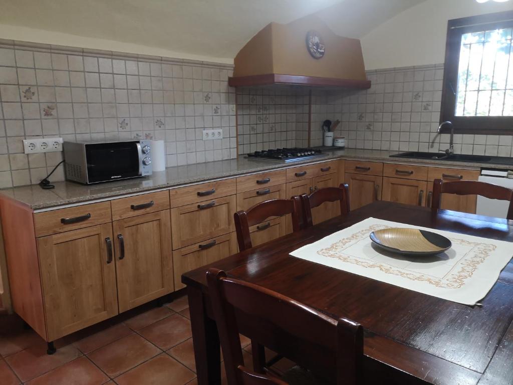 Kuchyňa alebo kuchynka v ubytovaní Casa rural, masia antigua restaurada