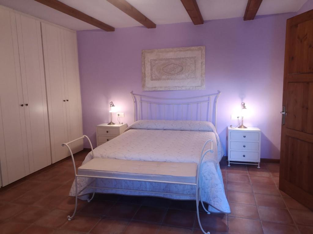 Llit o llits en una habitació de Casa rural, masia antigua restaurada