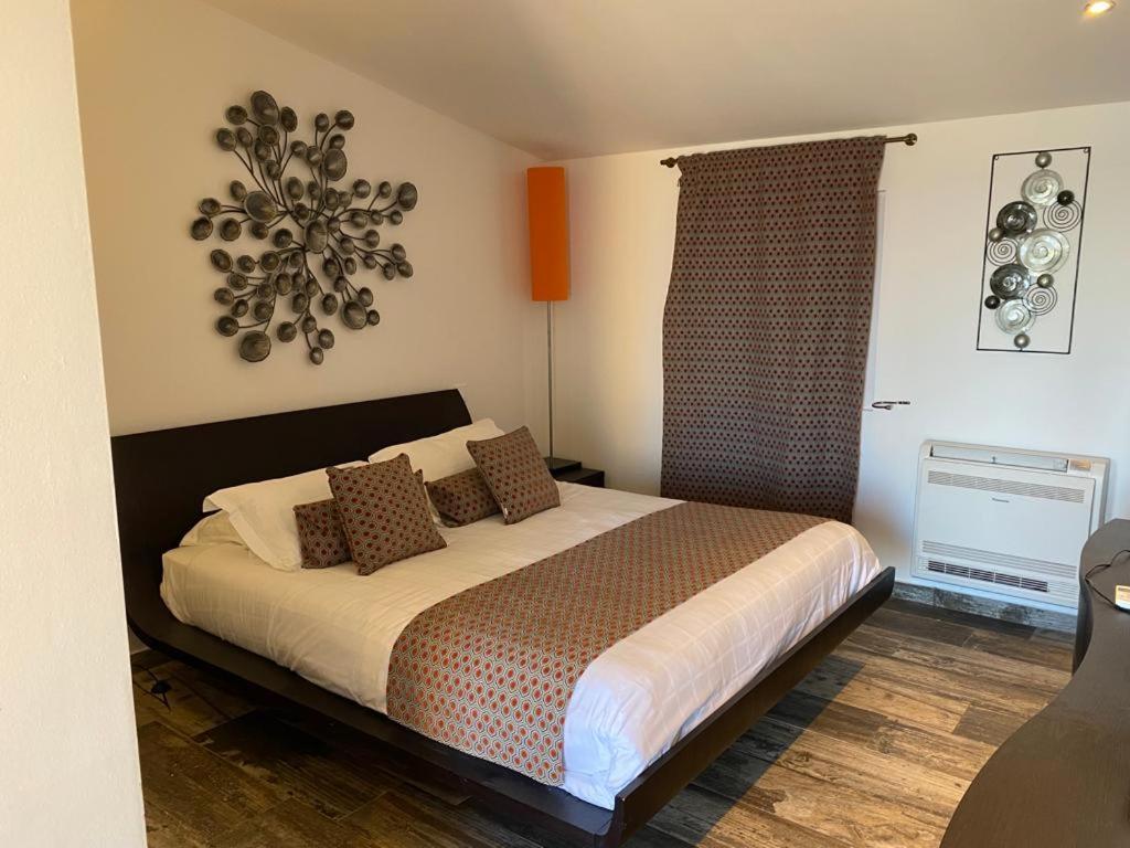 sypialnia z łóżkiem i żyrandolem w obiekcie Mariana Plage w mieście La Marana