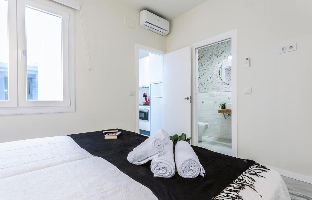 Posteľ alebo postele v izbe v ubytovaní LaLa Suites Corredera Centro