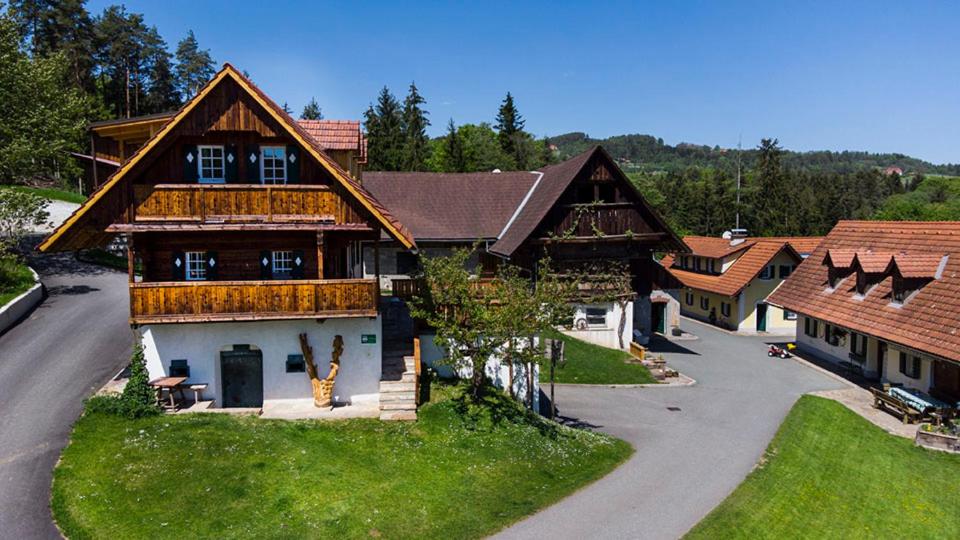 uma vista superior de uma casa com uma entrada em Ferienwohnungen Fam. Köberl em Gundersdorf