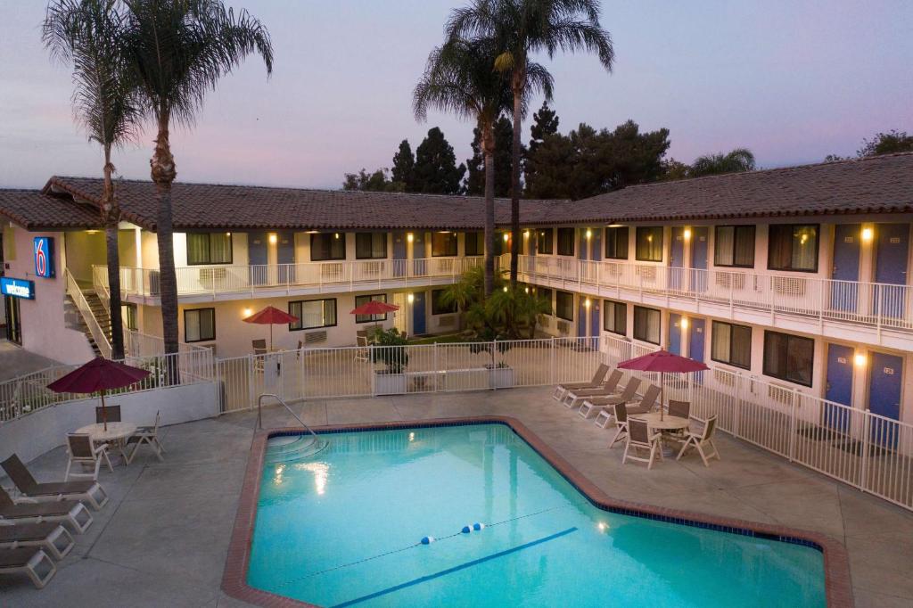 Motel 6-Camarillo, CA في كاماريللو: فندق فيه مسبح امام مبنى