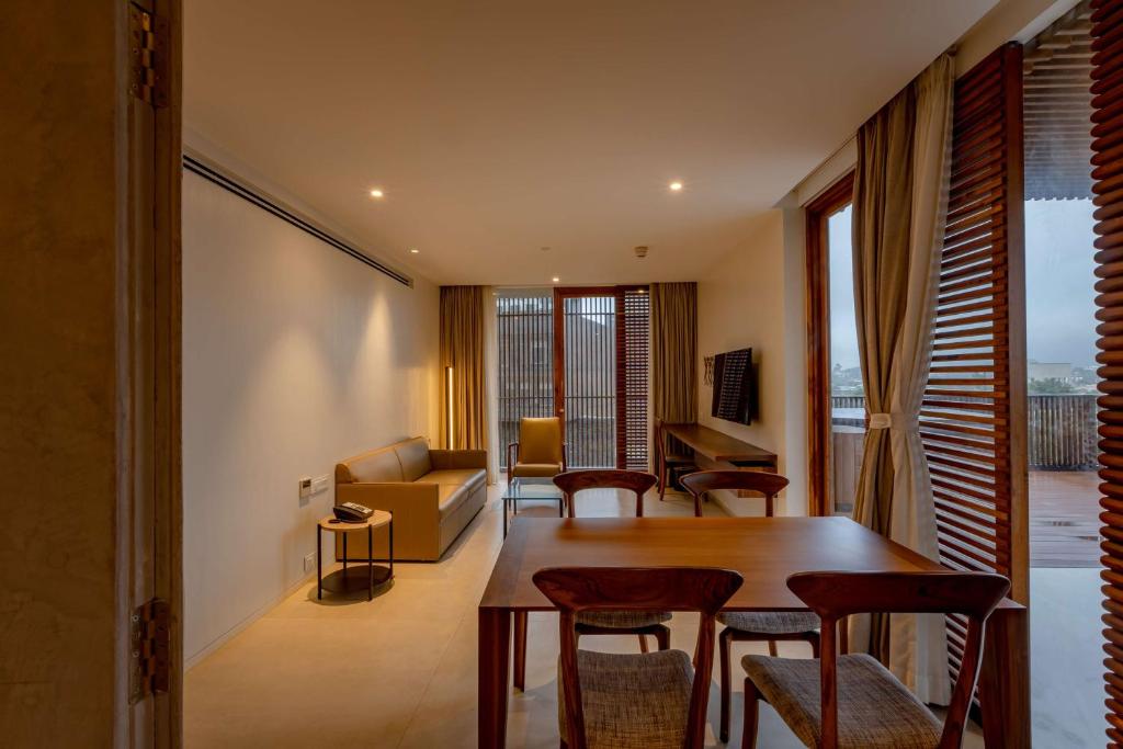 TV a/nebo společenská místnost v ubytování Radisson Resort and Spa Lonavala