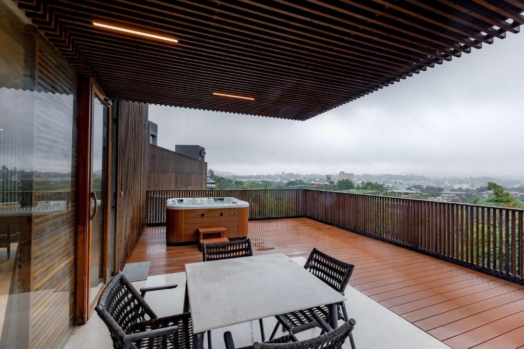 Balkón nebo terasa v ubytování Radisson Resort and Spa Lonavala
