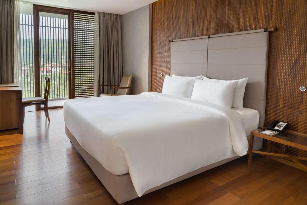 Postel nebo postele na pokoji v ubytování Radisson Resort and Spa Lonavala