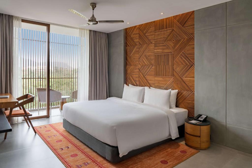 Postel nebo postele na pokoji v ubytování Radisson Resort and Spa Lonavala
