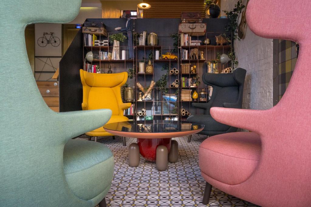 uma loja com duas cadeiras e uma mesa num quarto em Hotel Mirador de Chamartín em Madrid