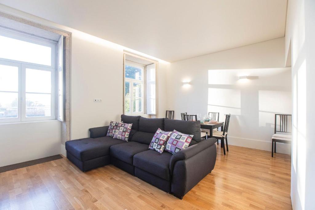 Modern 2BR Duplex by Art District by LovelyStay