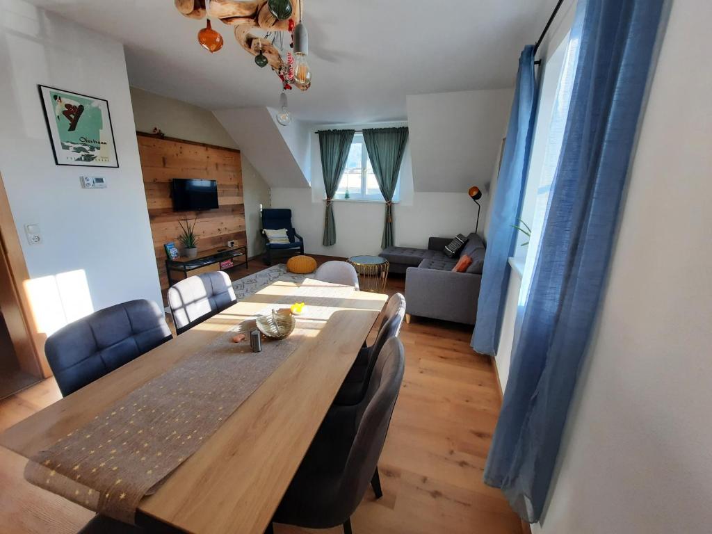Cette chambre comprend une grande table en bois et un salon. dans l'établissement Apartment Aigner, à Bad Goisern