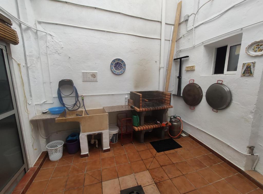 Cette chambre comprend un comptoir, une table et un mur. dans l'établissement CASA BAUTISTA - ROTGLÀ, à Rotglá y Corbera