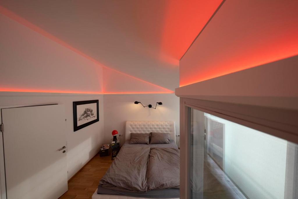 Postel nebo postele na pokoji v ubytování Dachgeschoss Designer-Loft Arlberg - Montafon