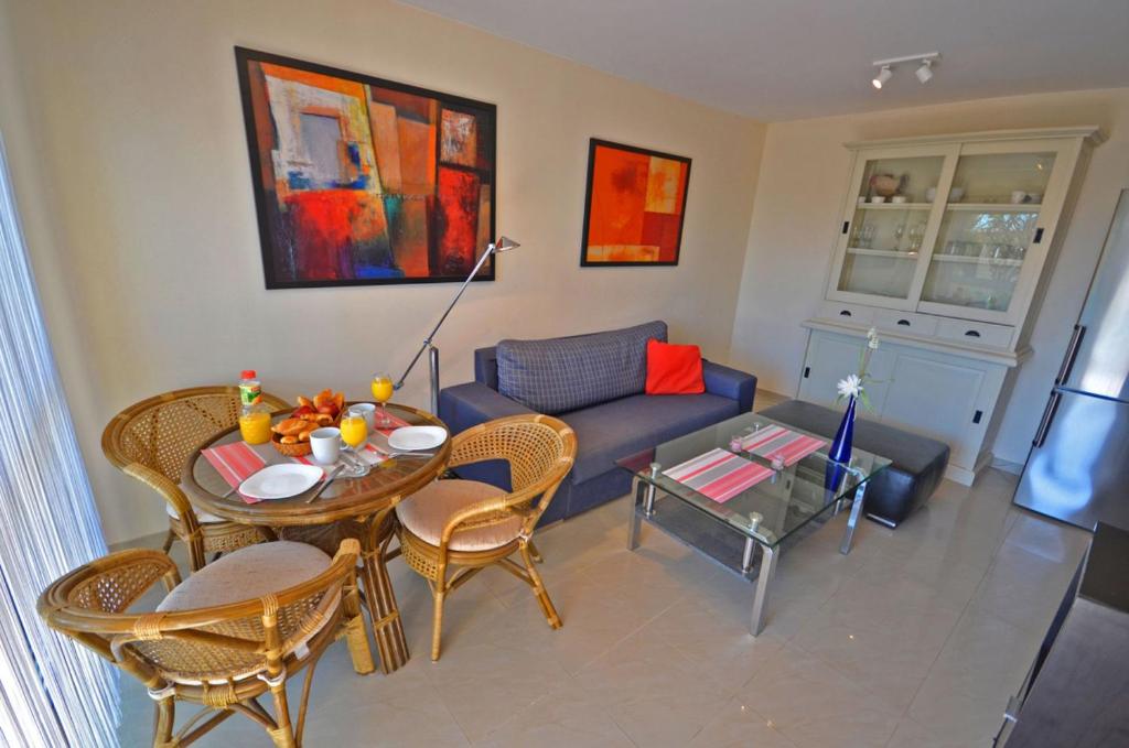 A seating area at Ferienwohnung PLAYA - Pool - 50 m Strand - Meerblick - WiFi