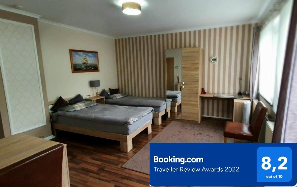 ドルトムントにあるApartment mit Balkonのベッドルーム1室(ベッド2台付)、リビングルームが備わります。