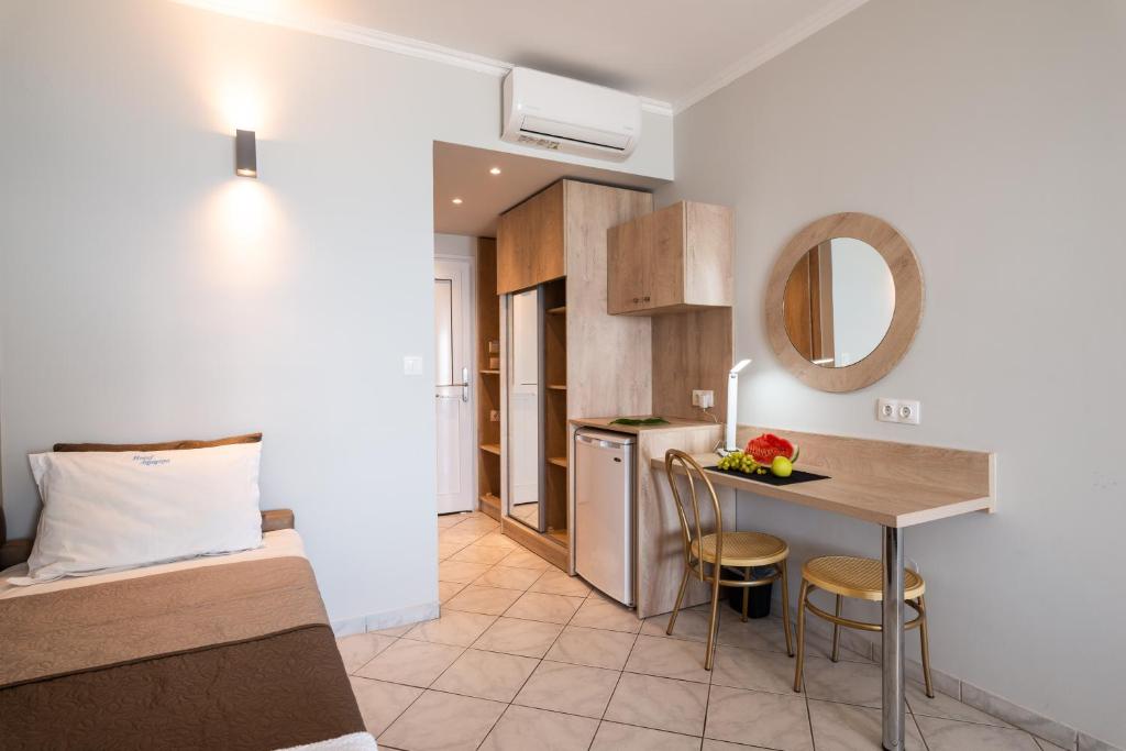 Postel nebo postele na pokoji v ubytování Hotel Dimitra