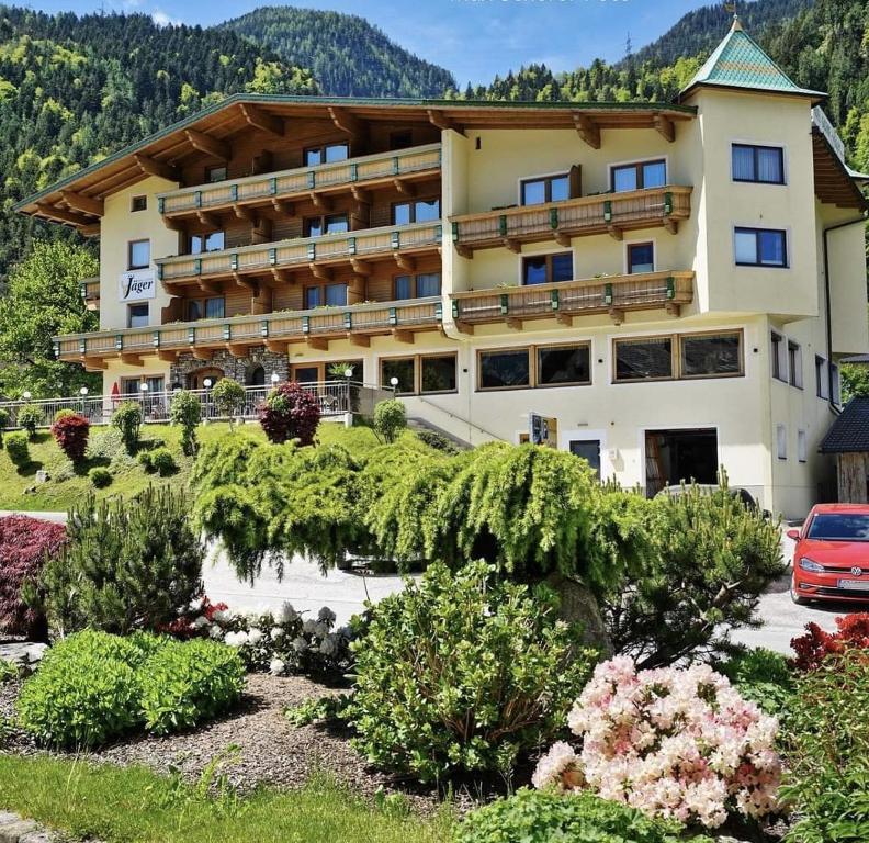 Nespecifikovaný výhled na hory nebo výhled na hory při pohledu z hotelu