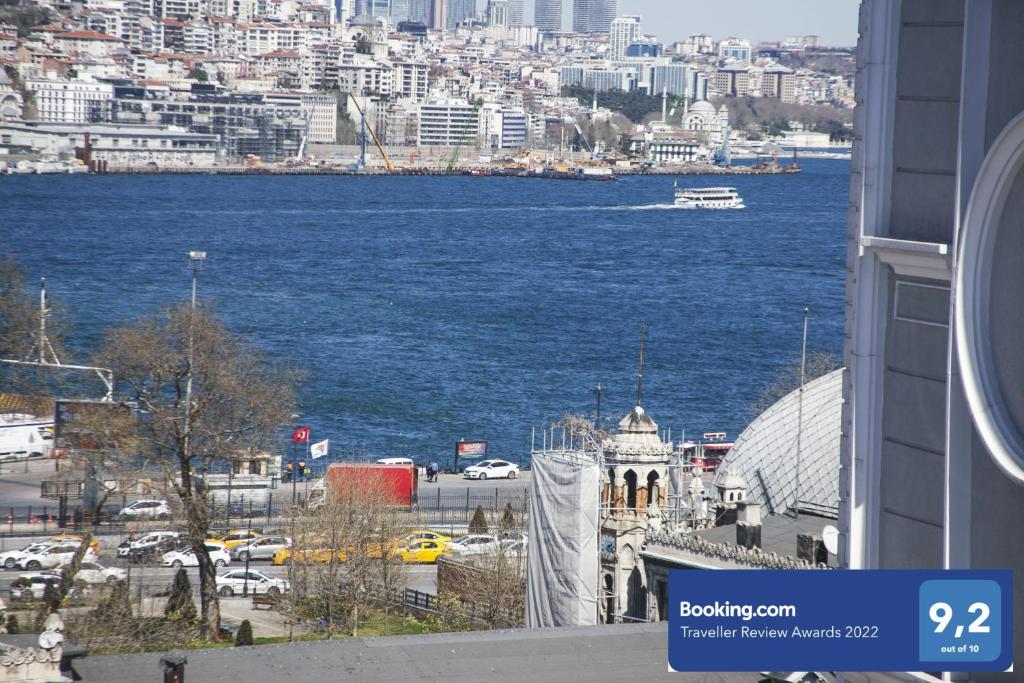 een uitzicht op een grote hoeveelheid water vanuit een gebouw bij Old Port Hotel in Istanbul