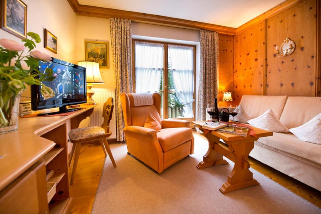un soggiorno con divano e tavolo di Haus Elisabeth a Mittenwald