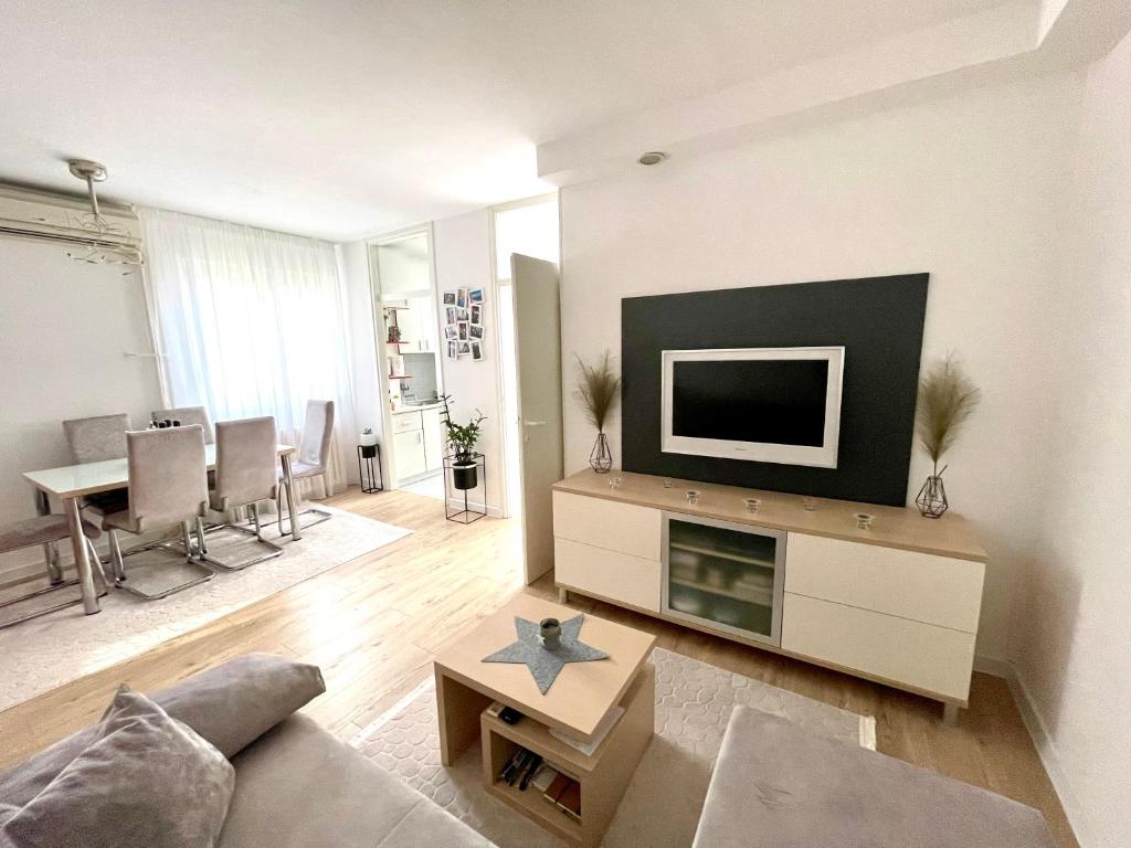 奧西耶克的住宿－La bella casa，一间客厅,在白色的墙上配有电视