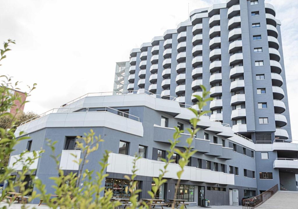 un gran edificio de apartamentos de color azul en Micampus Santander, en Santander