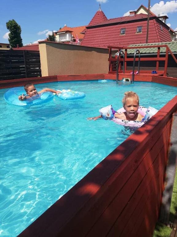 Bazén v ubytovaní Smeraldo Apartmanok Siófok alebo v jeho blízkosti