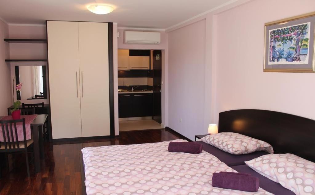 Posteľ alebo postele v izbe v ubytovaní Apartments Logos