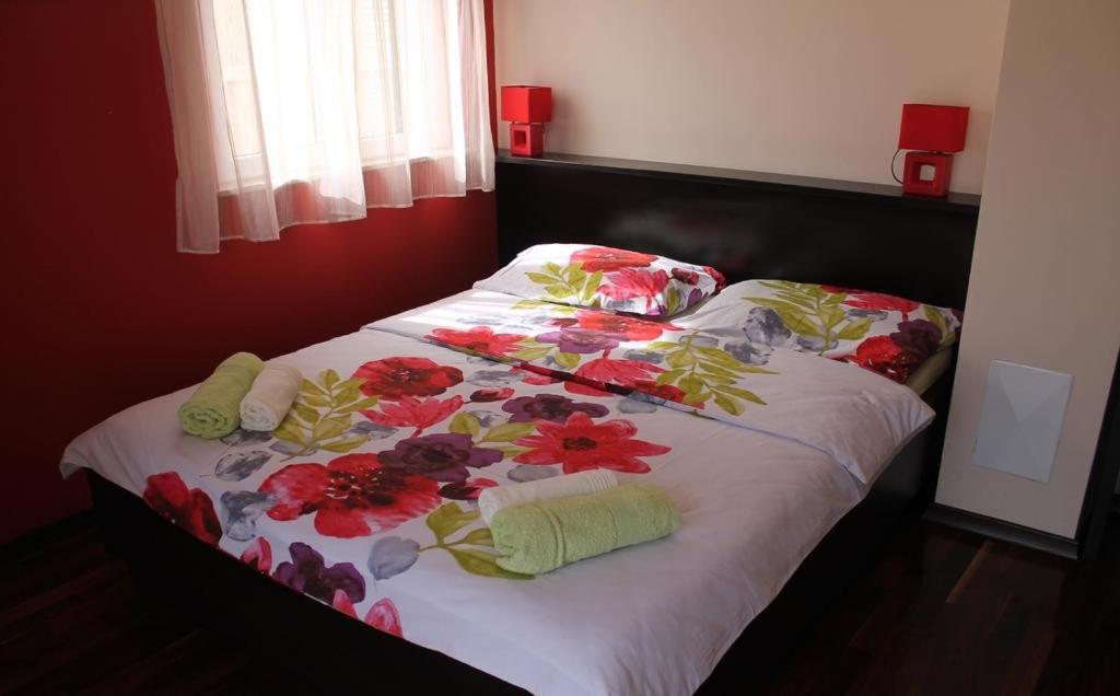 Posteľ alebo postele v izbe v ubytovaní Apartments Logos