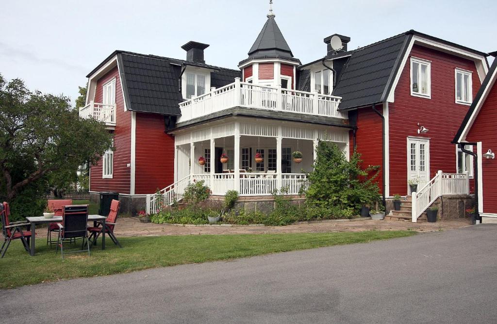duży czerwony dom z czarnym dachem w obiekcie Villa Ekebo Bed & Kitchen w mieście Borgholm