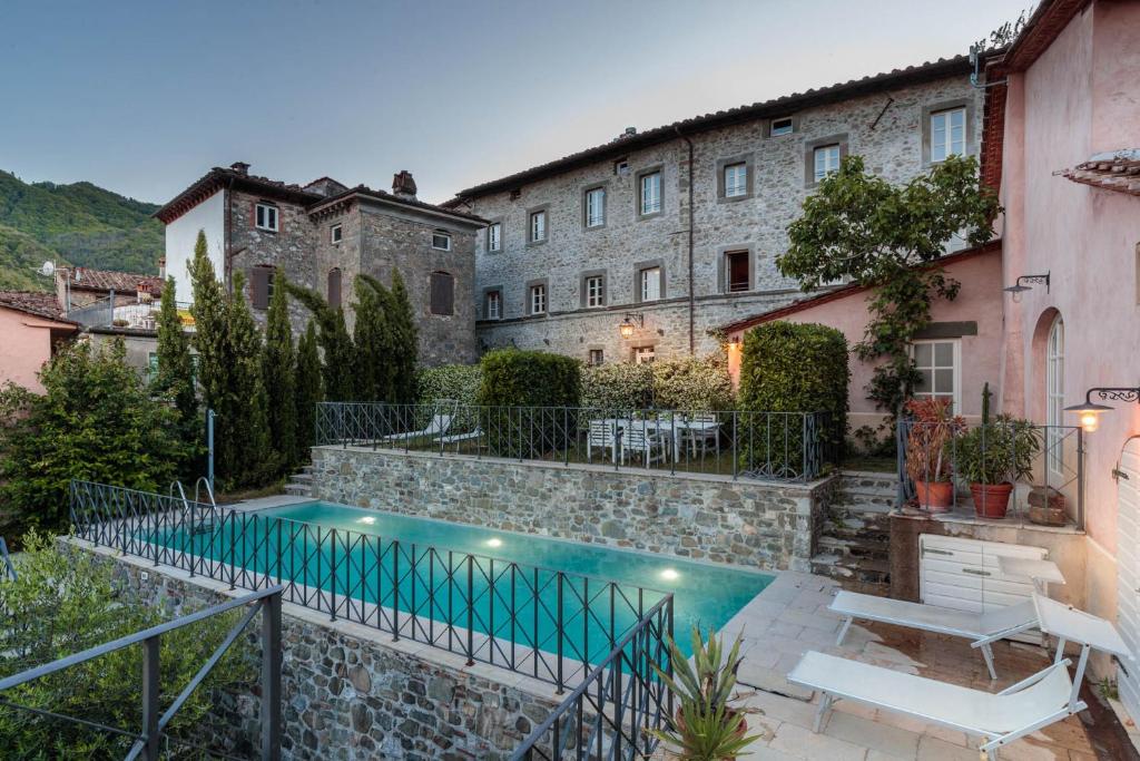 The swimming pool at or close to Palazzo Giusti, Understated Luxury with a Welcoming Ambience on the Hills of Lucca